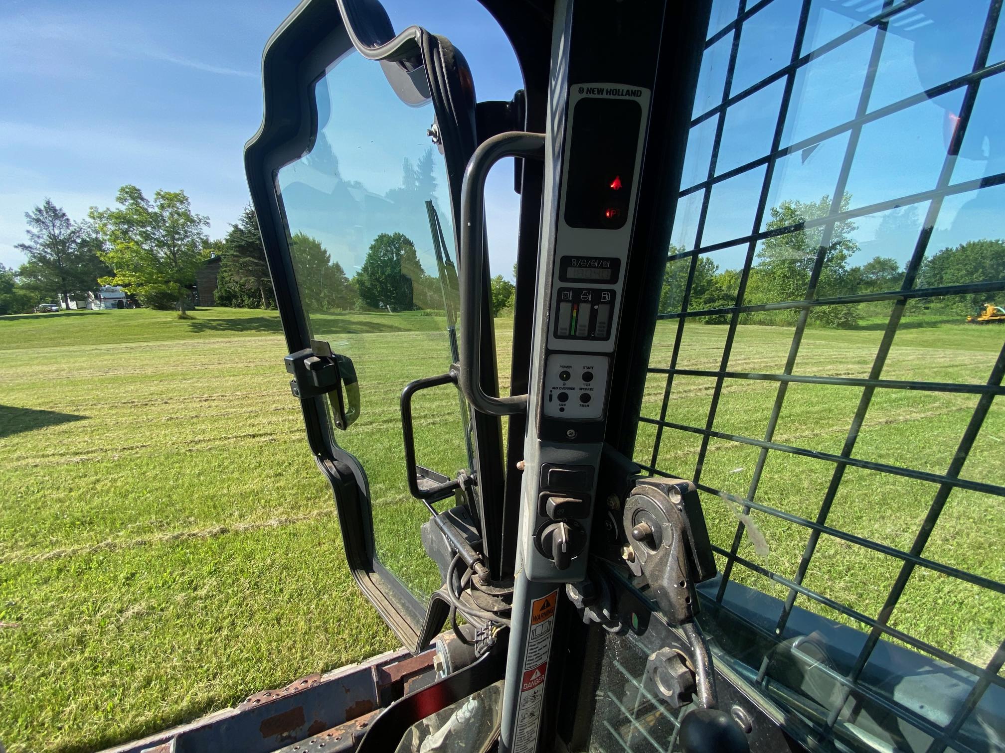 2011 NEW HOLLAND L220 - Image 10